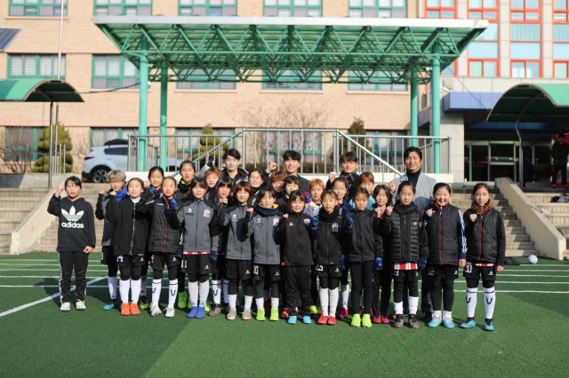 U-20 월드컵 정정용 감독과 대표팀 선수들이 인천 가림초등학교 축구부를 방문한 모습. (대한축구협회 제공)