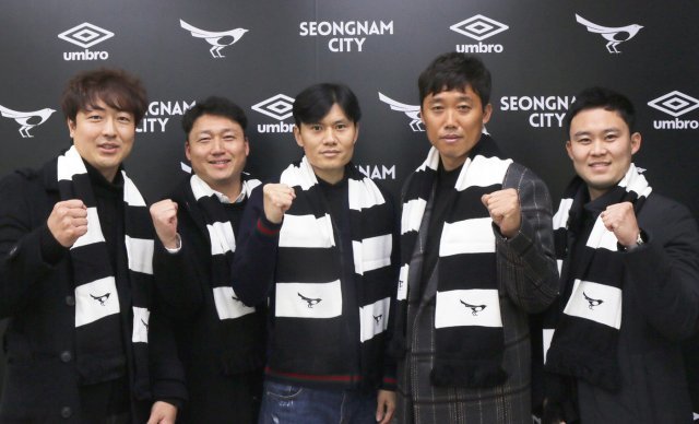 정경호(가운데) 수석코치와 함께 2020시즌 성남을 이끌 성남FC 코치진.(성남 제공)