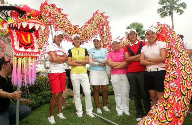 2009년 싱가포르에서 열린 미국여자프로골프(LPGA)투어 대회에 출전했다 모처럼 한자리에 모인 용띠 동갑내기 오지영, 최나연, 박인비, 신지애, 김송희, 김인경(왼쪽부터)이 중국 전통 공연에 쓰이는 용 형상을 배경으로 활짝 웃고 있다. JNA 제공