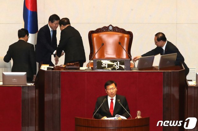 문희상 국회의장과 주승용 국회부의장이 28일 오전 서울 여의도 국회에서 정점식 자유한국당 의원이 ‘고위공직자범죄수사처(공수처) 법안’에 대한 필리버스터(무제한 토론)를 하는 동안 교대하고 있다. 2019.12.28/뉴스1 © News1