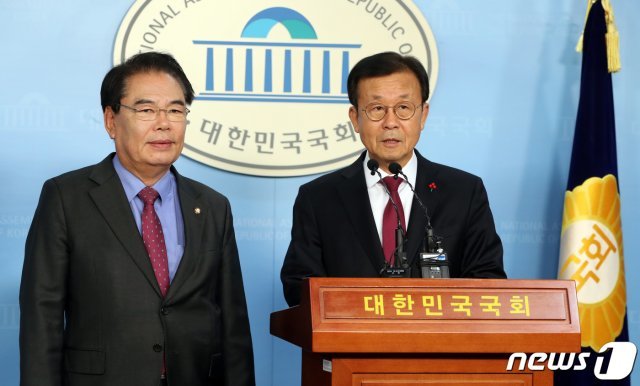 원혜영(오른쪽), 백재현 의원이 지난 11일 국회 정론관에서 기자회견을 갖고 제21대 총선 불출마를 선언했다.2019.12.11/뉴스1 © News1