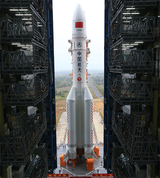21일 중국 하이난섬 원창(文昌) 우주발사센터에서 발사 준비 중인 ‘야오-3’의 모습. 원창=AP 뉴시스