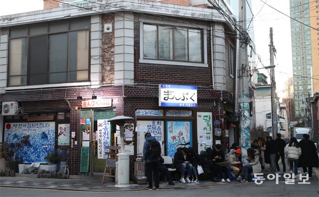 27일 오후 송리단길의 한 일본 음식점 앞에서 손님들이 저녁 영업시간을 기다리며 길게 
줄을 서 있다. 홍진환 기자 jean@donga.com