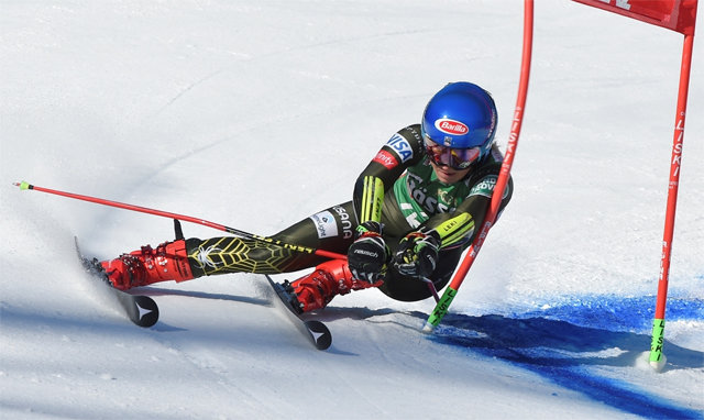 미케일라 시프린이 29일 오스트리아 리엔츠에서 열린 국제스키연맹(FIS) 월드컵 알파인 스키 여자 대회전 경기에서 날렵하게 기문을 통과하고 있다. 시프린은 이날 출발 시간을 착각해 경기장에 평소보다 늦게 도착하고도 1위를 차지했다. 리엔츠=AP 뉴시스