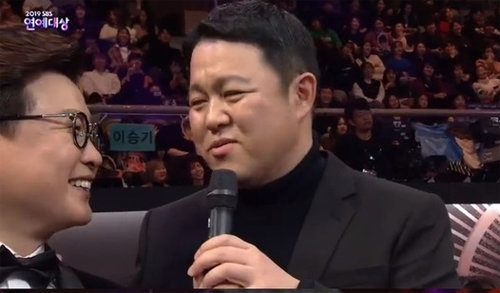 28일 열린 SBS 연예대상에서 MC 김성주의 질문에 소신 발언을 이어가는 방송인 김구라(오른쪽). SBS 캡처