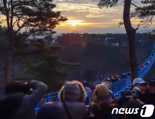 2019년 새해 첫날인 1월1일 강원 원주시 소금산출렁다리에서 해맞이객들이 떠오르는 태양을 바라보고 있다 © News1