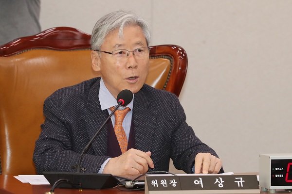 여상규 위원장이 14일 오전 서울 여의도 국회에서 열린 법제사법위원회 전체회의에서 발언을 하고 있다. 사진=뉴스1