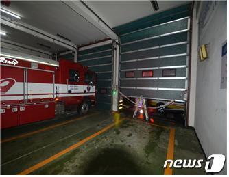 119안전센터 차고지 셔터(부산지방경찰청 제공) © 뉴스1