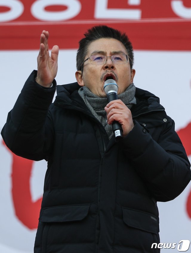 황교안 자유한국당 대표가 14일 오후 서울 세종문화회관 앞에서 열린 ‘文 정권 국정농단 3대 게이트 규탄대회’에서 발언을 하고 있다. © News1
