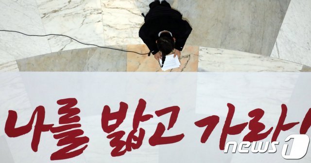 황교안 자유한국당 대표가 12일 서울 여의도 국회 본회의장 앞에서 열린 최고위원회의에서 모두발언을 하고 있다. © News1