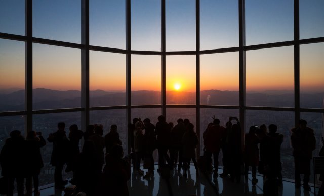대한민국에서 제일 높은 롯데월드타워에서 맞이하는 새해 일출 모습.