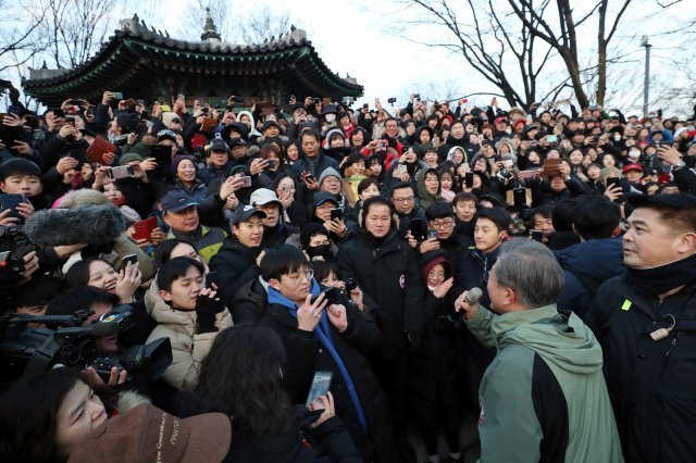 2019년 1월 1일 문재인 대통령이 일출을 보기위해 서울 남산 팔각정을 찾았다.