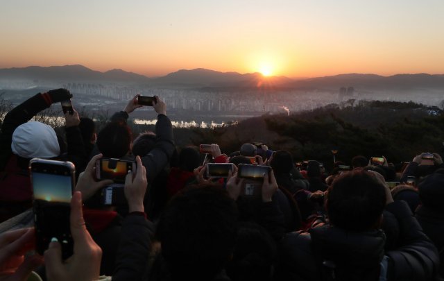서울 광진구 아차산 정상에서 바라보는 일출 장면. 박영대 기자
