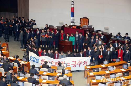 자유한국당 의원들이 30일 오후 서울 여의도 국회 본회의장에서 공수처법에 반대하며 의장석을 포위하고 있다. 뉴시스