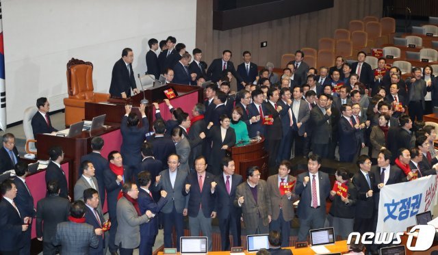 문희상 국회의장이 30일 오후 서울 여의도 국회 본회의장에서 열린 제374회 국회(임시회) 제1차 본회의에서 발언을 하고 있다. © News1