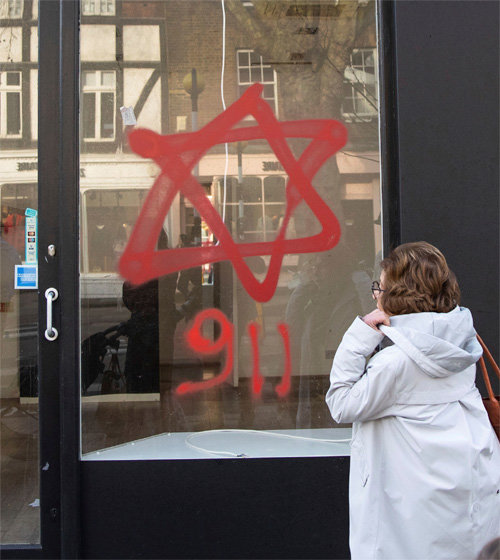 29일 영국 런던 북부의 벨사이즈 공원에서 한 시민이
상점 유리창에 그려진 반유대주의 낙서를 바라보고 있다. 런던=AP 뉴시스