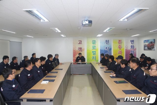 쌍용자동차 예병태 대표이사가 2019년 한 해를 마무리하며 직원들의 노고를 격려하고 생산현장 환경 개선 및 제품 품질 향상 장려를 위해 2019 CEO 한마음 라운드 워크를 개최했다. 예병태 대표이사가 임직원들에게 격려사를 전하고 있다.© 뉴스1