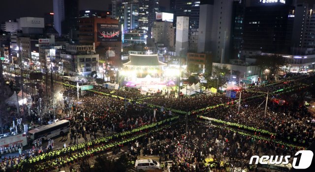 2019년 마지막 날인 31일 오후 서울 종로구 보신각 앞에서 시민들이 ‘2019 제야(除夜)의 종 타종행사’를 기다리고 있다. © News1
