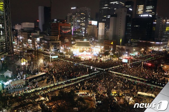 2019년 마지막 날인 31일 오후 서울 종로구 보신각 앞에서 시민들이 ‘2019 제야(除夜)의 종 타종행사’를 기다리고 있다.  2019.12.31/뉴스1 © News1 황기선 기자