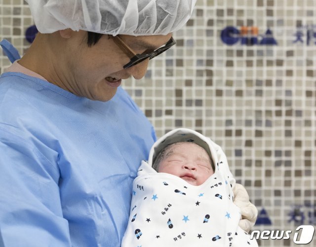2020년 1일 0시 서울 강남차병원에서 태어난 경자년(庚子年) 첫둥이를 품에 안은 아버지 최재석(40)씨는  “아이의 몸과 마음이 건강하기를 희망한다”고 말했다. © News1