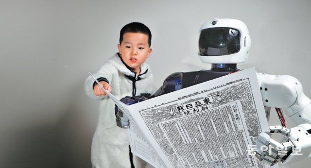 동아일보 창간호를 들고 있는 국내 최초의 이족 보행 로봇 휴보. 대전=김재명 기자 base@donga.com·취재 협조 KAIST 휴보랩