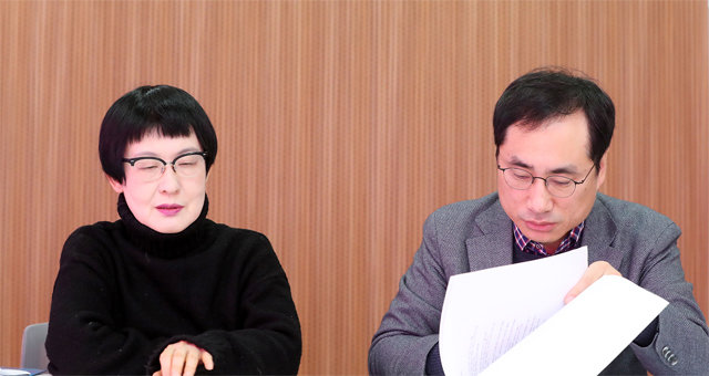 김혜순 씨(왼쪽)와 조강석 씨.