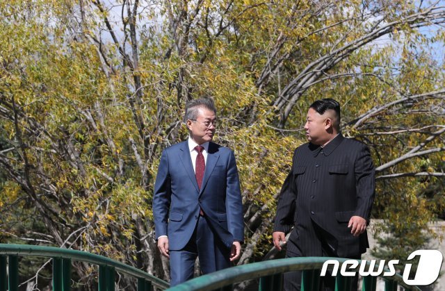 문재인 대통령이 2018년 9월20일 삼지연초대소를 방문해 김정은 북한 국무위원장과 산책을 하며 대화하고 있다. © News1 평양사진공동취재단