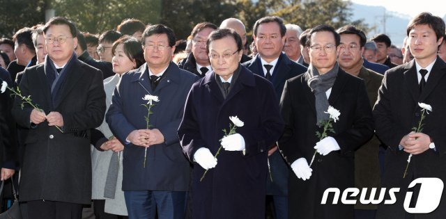이해찬 더불어민주당 당대표와 지도부가 2019년 1월1일 오후 김해 봉하마을 고 노무현 전 대통령 묘역을 찾아 참배를 하고 있다. © News1