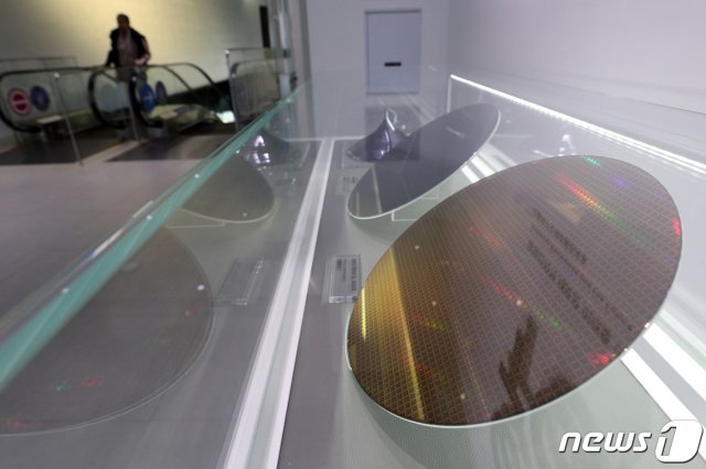 서울 서초구 삼성딜라이트 홍보관에 반도체 웨이퍼가 전시돼 있다. © News1