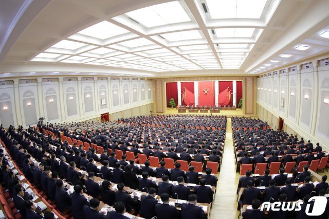 김정은 국무위원장은 지난해 12월 28일부터 31일까지 진행된 노동당 제7기 제5차 전원회의에서 “미국이 시간을 끌면 끌수록, 조미(북미) 관계의 결산을 주저하면 할수록 조선민주주의인민공화국의 위력 앞에 속수무책으로 당할 수밖에 없게 돼 있다”고 밝혔다. 평양 노동신문=뉴스1