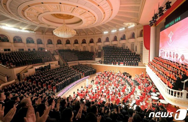 북한 노동당 기관지 노동신문은 1일 “조선노동당 중앙위원회 제7기 제5차 전원회의 참가자들을 위한 공연이 지난해 12월 31일 삼지연관현악단 극장에서 진행되었다”고 보도했다. 평양 노동신문=뉴스1