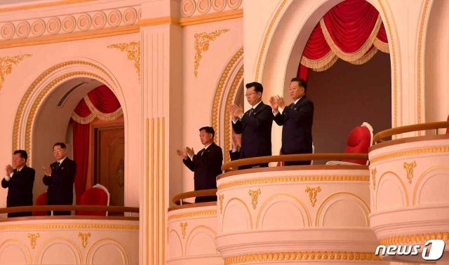 북한 노동당 기관지 노동신문은 1일 “조선노동당 중앙위원회 제7기 제5차 전원회의 참가자들을 위한 공연이 지난해 12월 31일 삼지연관현악단 극장에서 진행되었다”고 보도했다. 평양 노동신문=뉴스1