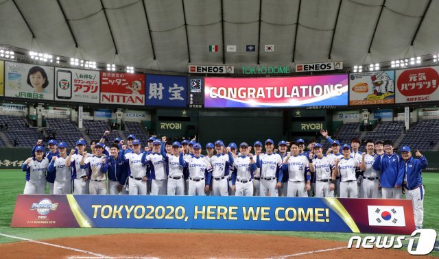 한국 야구대표팀이 지난 해 11월 15일 오후 일본 도쿄돔에서 열린 2019 세계야구소프트볼연맹(WBSC) 프리미어12 슈퍼라운드 멕시코와의 경기에서 7대3으로 승리한 후 기뻐하고 있다. 2019.11.15/뉴스1 © News1