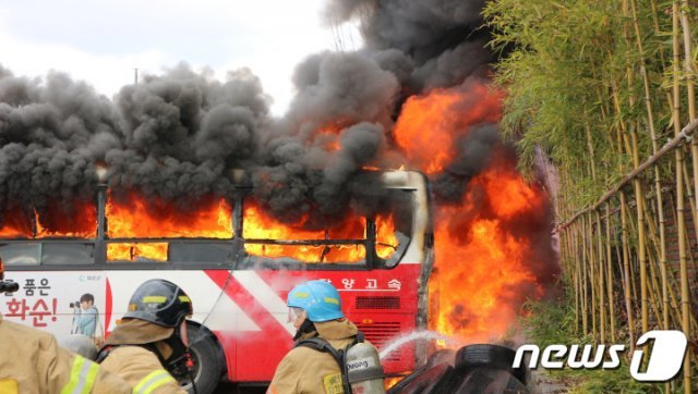 담양군 시외버스터미널 주차장에서 소방대원이 화재를 수습하고 있다.(담양소방서 제공) © 뉴스1