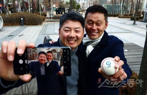 두산 투수코치 김원형(왼쪽)과 SK 수석코치 박경완. 인천｜김민성 기자 marineboy@donga.com
