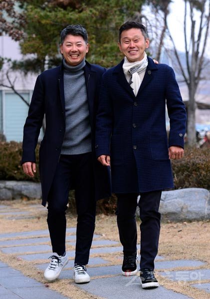 두산 투수코치 김원형(왼쪽)과 SK 수석코치 박경완. 인천｜김민성 기자 marineboy@donga.com
