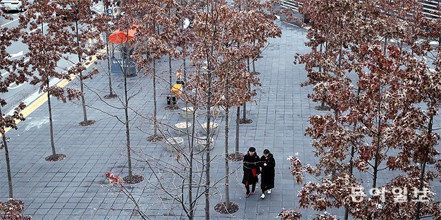 1일 오후 보행특구로 지정된 서울 중구 만리동 서울로7017 인근 보행로를 시민들이 걷고 있다. 서울연구원의 연구결과에 따르면 보행환경을 개선하면 유동인구가 늘고 상점 등의 매출액도 증가하는 것으로 나타났다. 최혁중 기자 sajinman@donga.com