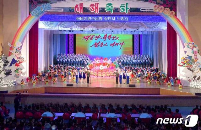 북한 노동당 기관지 노동신문은 2일 4면 ‘학생소년들의 2020년 설맞이 공연 진행’이라는 기사를 통해 행사 사진 8장을 게재했다. 행사는 ‘백두산 축복 안고 설눈아 내려라’라는 이름으로 개최됐다. 평양 노동신문=뉴스1