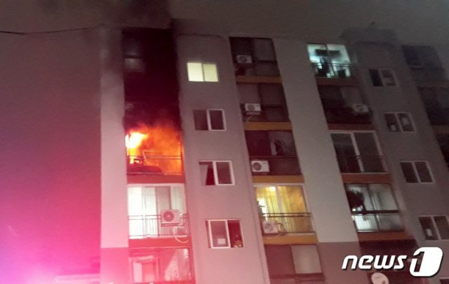 2일 오전 3시 20분쯤 인천시 서구 석남동의 한 6층짜리아파트 4층에서 화재가 발생해 3명의 사상자가 발생했다. 화재가 발생한 아파트의 모습.(인천서부소방서 제공)2019.1.2/뉴스1 © News1