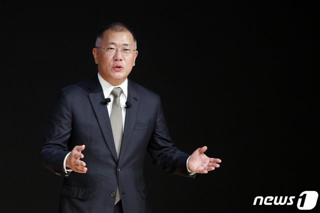 정의선 현대자동차그룹 수석부회장이 2일 오전 서울 양재동 현대차 본사에서 열린 시무식에서 신년사를 하고 있다. 2020.1.2/뉴스1 © News1