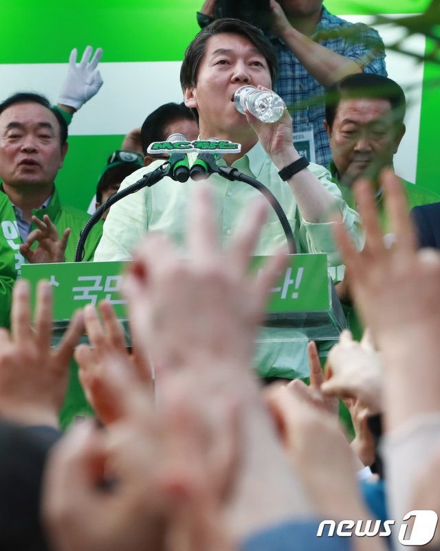 안철수 국민의당 대선후보가  광주 금남로에서 유세를 갖고 시민들에게 지지를 호소하며 목을 축이고 있다. 2017.5.6/뉴스1 © News1