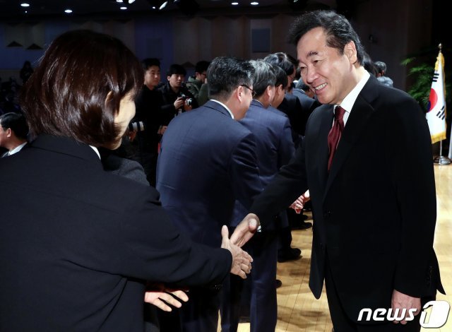이낙연 국무총리가 2일 오전 종로구 세종대로 정부서울청사 별관에서 열린 2020년도 정부 시무식에서 각 부처 장차관들과 신년 인사를 나누고 있다. 2020.1.2/뉴스1 © News1