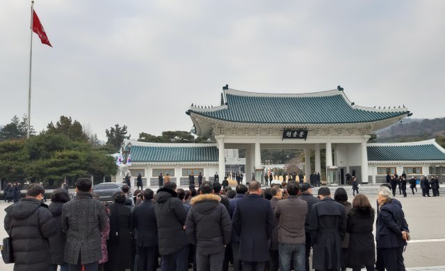 2일 서울 동작구 국립서울현충원 앞은 참배객들로 분주하다.