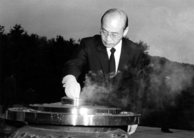 1987년 6월 6일 전두환 전 대통령이 당시 국립묘지를 찾아 분향하는 모습.