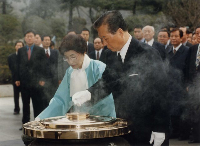 1997년 12월 19일 故 김대중 전 대통령이 대통령 당선 기자회견을 마친 뒤 현충원을 찾아 분향을 하고있다.