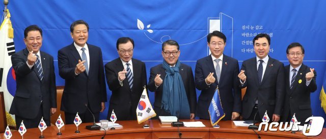 더불어민주당 인재영입 3호인 한미연합사 부사령관 출신 김병주 예비역 대장이 2일 오전 서울 여의도 국회에서 열린 영입행사에서 이해찬 대표 및 참석자들과 기념촬영을 하고 있다. 2020.1.2/뉴스1 © News1