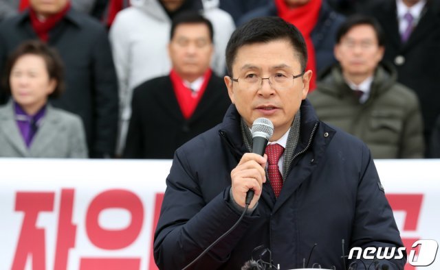 황교안 자유한국당 대표가 2일 서울 여의도 국회 본청 계단에서 국민에게 새해인사말을 하고 있다. 2020.1.2/뉴스1 © News1