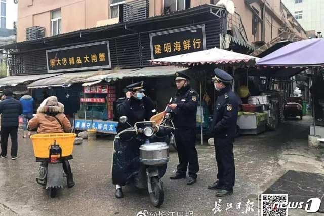 지난달 31일 원인불명의 바이러스성 폐렴이 발생해 휴업 명령이 내려진 중국 우한시 해산물 시장에서 1일 경찰들이 경비를 서고 있다. © 뉴스1