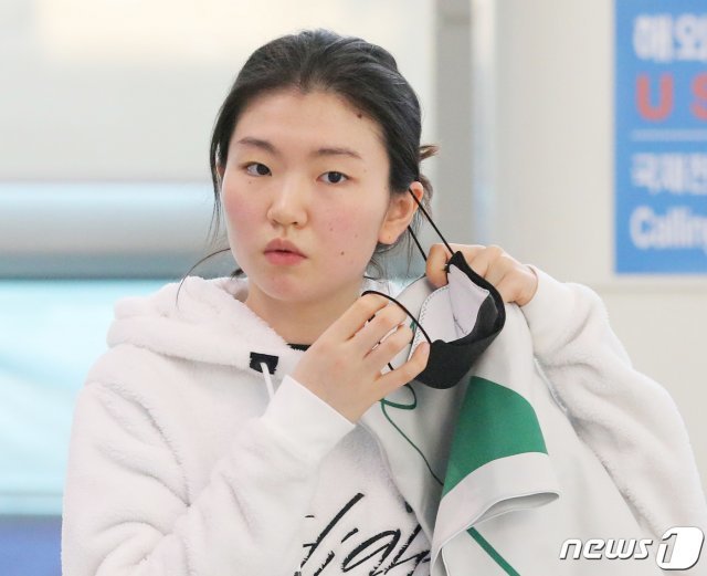 심석희 쇼트트랙 국가대표 선수가 불가리아 소피아에서 열리는 2019 세계 쇼트트랙 선수권대회에 출전하기 위해 3월3일 오전 인천국제공항을 통해 출국 전 마스크를 벗고 있다.  2019.3.3/뉴스1 © News1