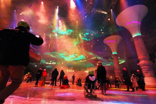 마운트 스노우파크의 얼음호수 아이스 레이크에 펼쳐진 인공 오로라.  원마운트는 2020년을 맞아 첨단 기술로 오로라부터 번개, 우박, 함박눈 등 다양한 자연현상을 연출하는 ‘레이저 웨더쇼’를 도입하였다. 사진제공｜원마운트